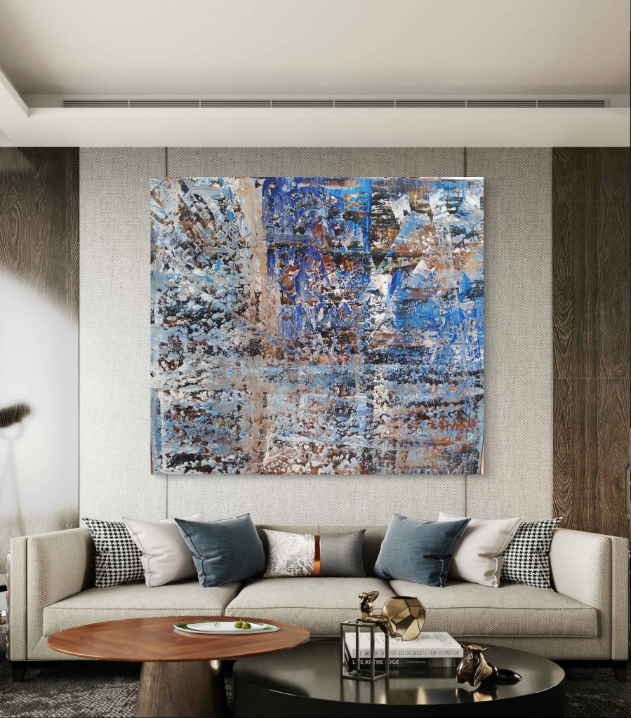 Cosmo - Abstraktes Acrylgemälde von in Blau, Weiß und Erdtönen in einem modernen Wohnzimmer